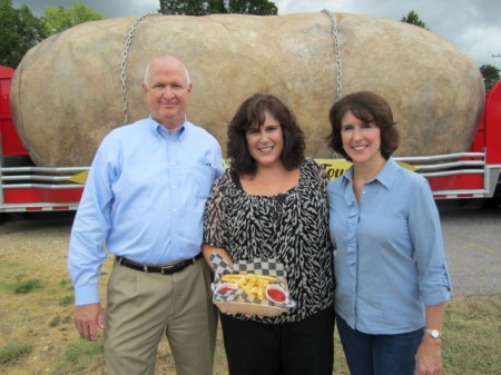Howard Steed from Simplot and two of the three sisters that own Hueys restaurant